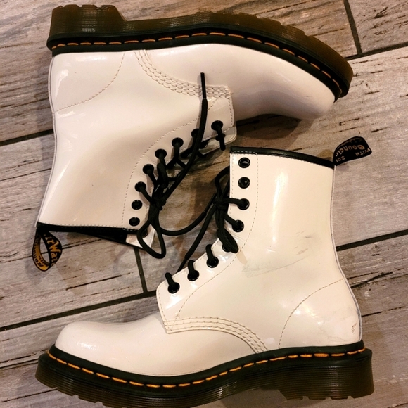 DR MARTENS 1460 Women's size 7 White smooth patent leather 8 eye lace-up boots - Picture 5 of 15